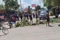 1765040740648-warga-dari-dua-desa-memblokir-jalan-lintas-bima-sumbawa-di-kecamatan-bolo-kabupaten-bima-ntb-sabtu-6122025-foto-istimewa-1765003154314_43