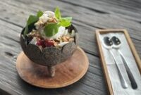 1765083906191-salah-satu-menu-favorite-fruit-salad-ice-cream-di-tukies-coconut-shop-ubud-bali-minggu-71225-dinda-anatasyadetikbali-1765080872653_43