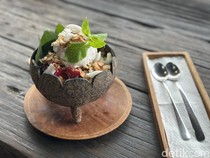 1765083906191-salah-satu-menu-favorite-fruit-salad-ice-cream-di-tukies-coconut-shop-ubud-bali-minggu-71225-dinda-anatasyadetikbali-1765080872653_43