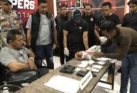 1765083912713-sabu-ditimbang-yang-disita-dari-tangan-af-warga-kecamatan-woja-kabupaten-dompu-oleh-jajaran-polres-bima-kota-pada-minggu-71220-1765073818849_43