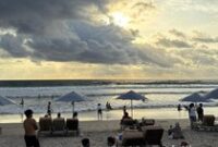 1765083921888-suasana-senja-di-pantai-legian-bali-1765027770888_43