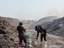 1765105570521-salah-satu-pemulung-hosen-47-dan-istrinya-saat-ditemui-detikbali-pada-rabu-1112023-di-tpa-suwung-denpasar-bali-ni-made-lastri-_43