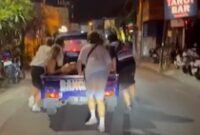1765105571450-mobil-pikap-biru-yang-digunakan-sebagai-layanan-taksi-dalam-konten-di-instagram-bonnie-blue-tangkapan-layar-1765083826527_43