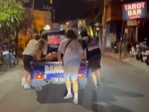 1765105571450-mobil-pikap-biru-yang-digunakan-sebagai-layanan-taksi-dalam-konten-di-instagram-bonnie-blue-tangkapan-layar-1765083826527_43