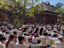 1765127119008-umat-hindu-di-bali-melakukan-sembahyang-pada-hari-raya-galungan-di-pura-agung-jagatnatha-denpasar-rabu-2342025-1745382663892_43