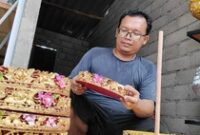 1765127125442-i-gusti-ngurah-krisnawan-saat-memperbaiki-dulang-milik-pelanggannya-di-desa-punggul-kecamatan-abiansemal-badung-sabtu-6122025--1765110237015_43