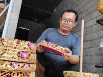 1765127125442-i-gusti-ngurah-krisnawan-saat-memperbaiki-dulang-milik-pelanggannya-di-desa-punggul-kecamatan-abiansemal-badung-sabtu-6122025--1765110237015_43