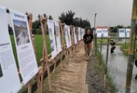1765127126331-pameran-foto-bertajuk-risau-di-tengah-sawah-abian-carik-desa-kapal-mengwi-badung-bali-sabtu-6122025-foto-agus-ekadetikbali-1765108306926_43