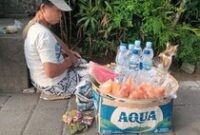 1765148672039-lingga-57-salah-satu-penjual-makanan-kukusan-di-lapangan-puputan-margarana-niti-mandala-denpasar-hani-sofia-muthmainnahdetikba-1765119797201_43