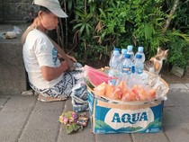 1765148672039-lingga-57-salah-satu-penjual-makanan-kukusan-di-lapangan-puputan-margarana-niti-mandala-denpasar-hani-sofia-muthmainnahdetikba-1765119797201_43