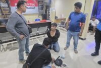 1765191923827-polisi-menginterogasi-rara-leo-adjie-pelaku-penikaman-terhadap-karyawan-alfamart-bernama-asyari-di-prailiu-kecamatan-kambera-s-1765188669687_169