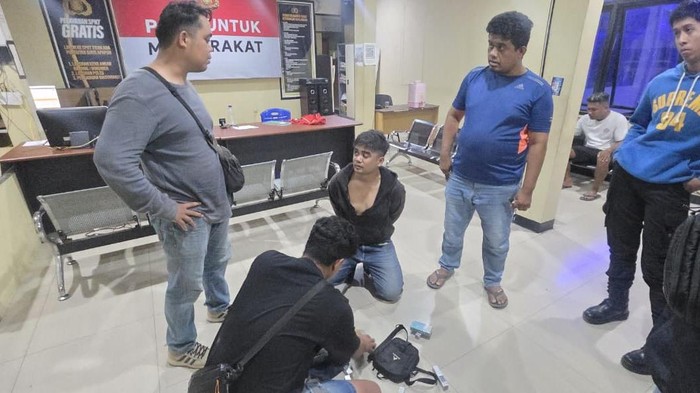 1765191923827-polisi-menginterogasi-rara-leo-adjie-pelaku-penikaman-terhadap-karyawan-alfamart-bernama-asyari-di-prailiu-kecamatan-kambera-s-1765188669687_169