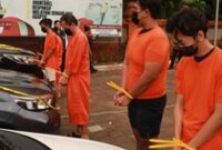 1765191924813-sindikat-penggelapan-mobil-rental-di-bandara-internasional-i-gusti-ngurah-rai-ditangkap-polisi-mereka-dihadirkan-saat-konferen-1765187160794_43
