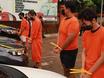 1765191924813-sindikat-penggelapan-mobil-rental-di-bandara-internasional-i-gusti-ngurah-rai-ditangkap-polisi-mereka-dihadirkan-saat-konferen-1765187160794_43