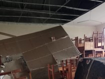 1765191925725-plafon-sdk-lewotolok-1-ambruk-akibat-hujan-deras-senin-8122025-istimewa-1765185540915_43