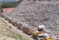 1765191932019-antrean-di-tpa-kebon-kongok-1765175310115_43