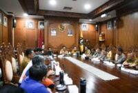 1765213526594-bupati-badung-i-wayan-adi-arnawa-memimpin-rakor-lintas-sektoral-untuk-persiapan-pengamanan-nataru-20252026-di-ruang-nayaka-gos-1765188377363_43