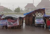 1765213529563-apdesi-kabupaten-lembata-rela-diguyur-hujan-deras-saat-menggelar-aksi-damai-di-depan-kantor-dprd-dan-kantor-bupati-lembata-ntt-1765208762776_169