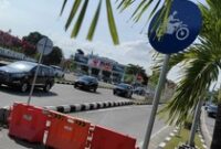 1765213530374-simpang-radar-dari-bandara-i-gusti-ngurah-rai-menuju-kuta-masih-dipagari-pembatas-jalan-senin-2752024-foto-agus-ekadetikbali_43