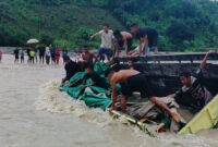 1765213530794-sebuah-truk-yang-mengangkut-bantuan-panel-surya-terjebak-banjir-selama-berjam-jam-di-kali-bonpo-kecamatan-amfoang-barat-laut-k-1765205626762_169