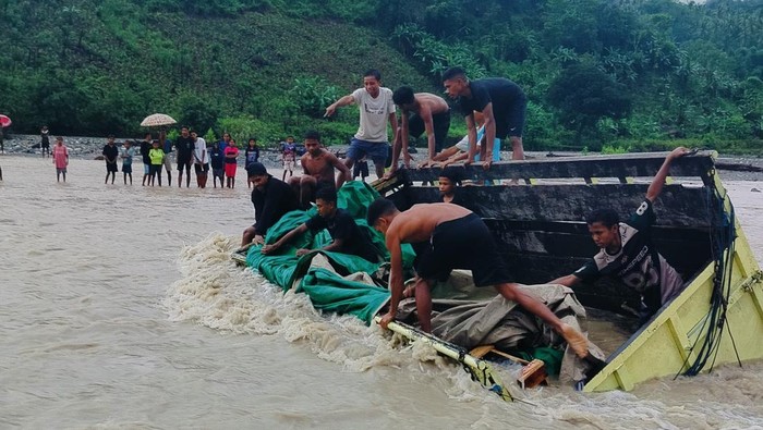 1765213530794-sebuah-truk-yang-mengangkut-bantuan-panel-surya-terjebak-banjir-selama-berjam-jam-di-kali-bonpo-kecamatan-amfoang-barat-laut-k-1765205626762_169
