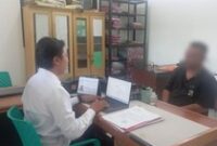 1765213531212-s-alias-dedi-warga-bima-ntb-diperiksa-penyidik-polsek-sandubaya-seusai-ditangkap-karena-menggasak-saldo-rekening-bank-temannya-1765206537177_43