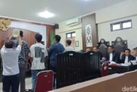 1765213533994-empat-saksi-dari-klinik-warna-medika-dihadirkan-dalam-sidang-kasus-pembunuhan-brigadir-nurhadi-di-r-pengadilan-negeri-pn-matar-1765201644292_169