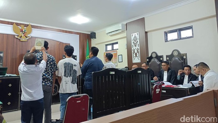 1765213533994-empat-saksi-dari-klinik-warna-medika-dihadirkan-dalam-sidang-kasus-pembunuhan-brigadir-nurhadi-di-r-pengadilan-negeri-pn-matar-1765201644292_169