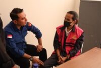 1765213534591-tersangka-gratifikasi-uang-siluman-di-dprd-ntb-muhammad-nashib-ikroman-alias-acip-mengenakan-rompi-tahanan-dan-tangan-diborgol-1765201356784_43