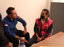 1765213534591-tersangka-gratifikasi-uang-siluman-di-dprd-ntb-muhammad-nashib-ikroman-alias-acip-mengenakan-rompi-tahanan-dan-tangan-diborgol-1765201356784_43