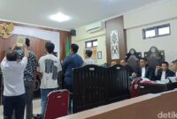 1765213534990-empat-saksi-dari-klinik-warna-medika-dihadirkan-di-ruang-sidang-pengadilan-negeri-pn-mataram-terkait-kasus-pembunuhan-brigadir-1765199693249_169