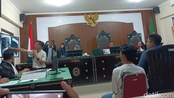 1765213537056-sejumlah-saksi-dari-klinik-warna-medika-dihadirkan-untuk-bersaksi-terkait-kasus-pembunuhan-brigadir-muhammad-nurhadi-di-pn-mat-1765195084834_169