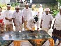 1765278328627-bupati-badung-i-wayan-adi-arnawa-menandatangani-prasasti-saat-menghadiri-upacara-di-pura-segara-desa-adat-ungasan-kecamatan-ku-1765272480939_43