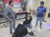 1765278336140-polisi-menginterogasi-rara-leo-adjie-pelaku-penikaman-terhadap-karyawan-alfamart-bernama-asyari-di-prailiu-kecamatan-kambera-s-1765188669687_43