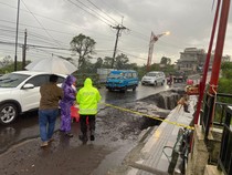 1765299913524-polisi-memasang-water-barrier-dan-police-line-di-jalan-raya-penelokan-kintamani-jebol-selasa-9122025-dok-polsek-kintamani-1765294517197_43