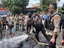 1765299915974-aksi-blokade-jalan-bima-sumbawa-di-desa-darussalam-kecamatan-bolo-kabupaten-bima-ntb-dibuka-oleh-aparat-polres-bima-selasa-912-1765289313720_43