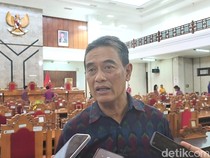 1765299916707-wakil-bupati-buleleng-gede-supriatna-saat-ditemui-usai-menghadiri-rapat-paripurna-dprd-buleleng-selasa-9122025-1765288235505_43