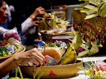 1765321463622-suasana-khidmat-galungan-di-pura-amerta-jati-depok-1745385468745_43