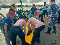 1765343126662-petugas-mengevakuasi-mayat-pria-tanpa-identitas-di-perairan-pebuahan-desa-banyubiru-kecamatan-negara-kabupaten-jembrana-bali-r-1765336903260_43