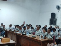 1765343127894-suasana-rapat-dengar-pendapat-antara-pgri-flores-timur-dan-dprd-selasa-9122025-yurgo-purabdetikbali-1765334665901_43