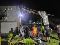 1765343130712-bangunan-yang-terdampak-angin-puting-beliung-di-banjar-tembles-desa-penyaringan-kecamatan-mendoyo-kabupaten-jembrana-selasa-91-1765326843673_43