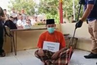 1765364728102-herman-jayadi-alias-belo-saat-memperagarakan-lempar-koin-saat-rekonstruksi-kasus-di-mapolres-lombok-tengah-rabu-10122025-1765363891800_43