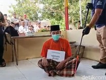 1765364728102-herman-jayadi-alias-belo-saat-memperagarakan-lempar-koin-saat-rekonstruksi-kasus-di-mapolres-lombok-tengah-rabu-10122025-1765363891800_43