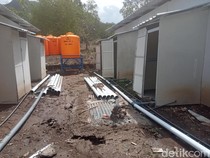 1765364733034-kondisi-bangunan-huntara-iii-korban-erupsi-gunung-lewotobi-rusak-akibat-banjir-di-atas-tanah-numpang-rabu-10122025-1765356442755_43