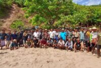 1765364733807-foto-bersama-warga-dan-aparat-setelah-melakukan-penutupan-tambang-emas-ilegal-di-bukit-dundang-desa-kuta-kecamatan-pujut-lombo-1765354812493_169