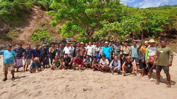 1765364733807-foto-bersama-warga-dan-aparat-setelah-melakukan-penutupan-tambang-emas-ilegal-di-bukit-dundang-desa-kuta-kecamatan-pujut-lombo-1765354812493_169