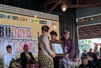 1765364735130-gubernur-ntb-lalu-muhammad-iqbal-diberikan-anugerah-jabatan-manggala-bumi-ntb-oleh-para-penglingsir-masyarakat-adat-sasak-di-n-1765351663377_43