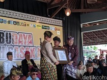 1765364735130-gubernur-ntb-lalu-muhammad-iqbal-diberikan-anugerah-jabatan-manggala-bumi-ntb-oleh-para-penglingsir-masyarakat-adat-sasak-di-n-1765351663377_43