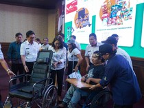 1765386308922-upati-badung-i-wayan-adi-arnawa-menyerahkan-bantuan-kursi-roda-kepada-agus-mertayasa-pelukis-disabilitas-asal-desa-buduk-kecam-1765373213190_43