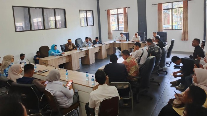 1765386309576-para-guru-yang-tergabung-aliansi-mutasi-pppk-ntb-mendatangi-kantor-dprd-ntb-rabu-10122025-mereka-menolak-dimutasi-ke-penempata-1765378566444_169